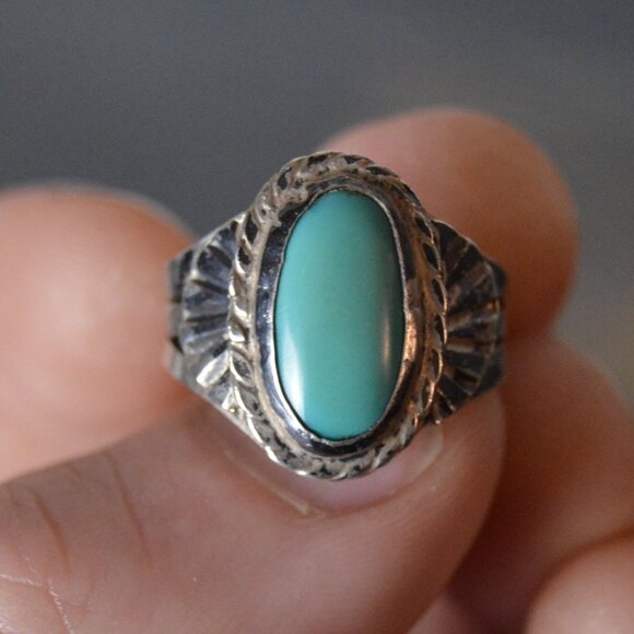 Vintage Navajo Sterling Silver and Turquoise Ring, Size 6.75 - Picture 3 of 9